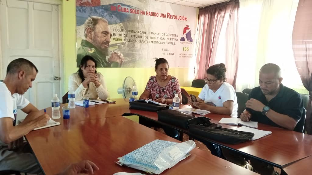 CNCTVGranma's tweet photo. La Primera Secretaria del Comité Provincial del #PCC en Granma @YudelkisOrtizB y la Gobernadora de la @YanetsyTerry, intercambiaron con la máxima dirección del municipio #Manzanillo, para concretar acciones para impulsar el desarrollo en el territorio.🇨🇺
#ProvinciaGranma https://t.co/SwyA93JqTV
