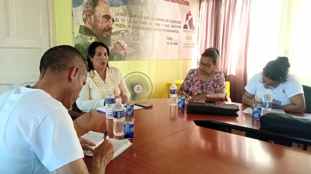 CNCTVGranma's tweet photo. La Primera Secretaria del Comité Provincial del #PCC en Granma @YudelkisOrtizB y la Gobernadora de la @YanetsyTerry, intercambiaron con la máxima dirección del municipio #Manzanillo, para concretar acciones para impulsar el desarrollo en el territorio.🇨🇺
#ProvinciaGranma https://t.co/SwyA93JqTV