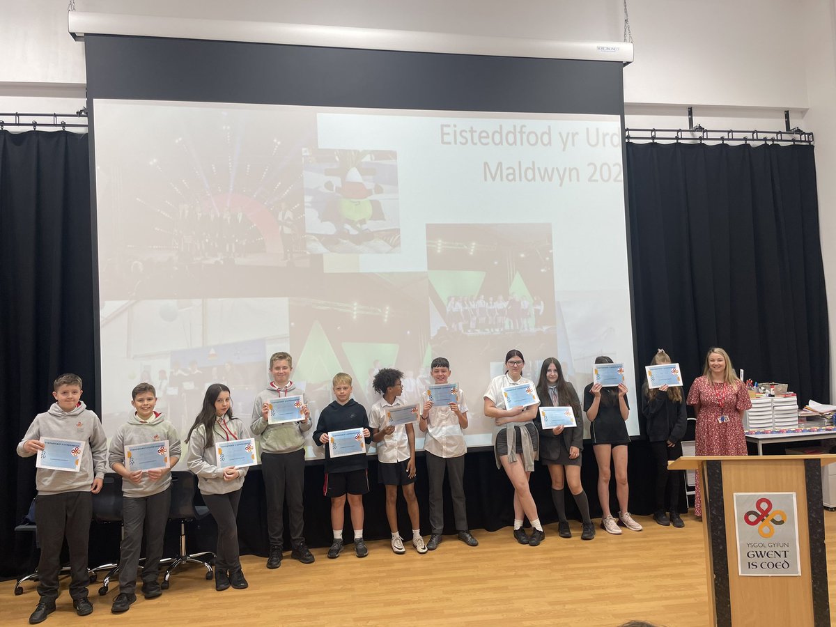 MrHermann_Daear's tweet photo. Cyfle i ddiolch i ddysgwyr blwyddyn 8 ar gyfer eu cyfraniad i Eisteddfod yr Urdd Maldwyn! Rwyf yn falch iawn o bob un ohonnoch! Barod am Eisteddfod Margam blwyddyn nesaf !!! @TrydarGIC https://t.co/UzN9WeeqTI