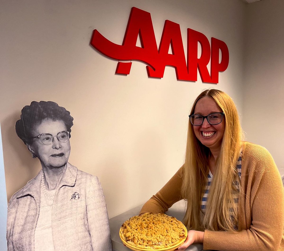 AARPKY's tweet photo. Today’s meeting agenda @aarpky:
🍎Rachel’s Homemade Apple Pie
🍦Vanilla Bean Ice Cream
As we enter the 2nd half of year, we're making time to celebrate our team’s collective accomplishments. And working to finish the year strong with our volunteers 🎉
#teambuilding #AARPKY https://t.co/1B6fX0EnCV