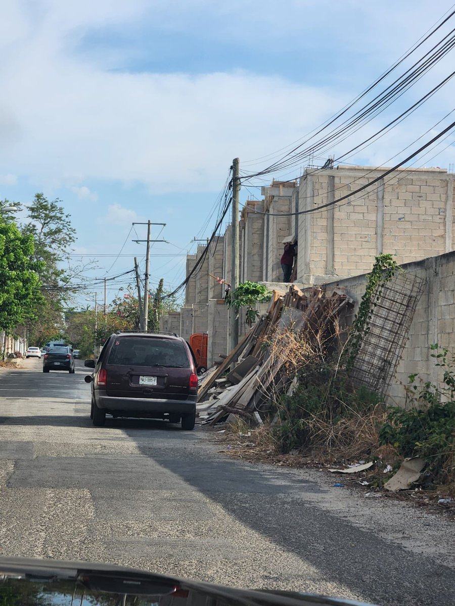 kennia90's tweet photo. @AyuntaMerida está obra tiene meses con su material y basura sobre la calle 12 a por 23 y 25 en la colonia Montebello donde se puede reportar ? A veces hasta se tapa un carril de la calle por sus materiales. https://t.co/MrOOQAY3wx