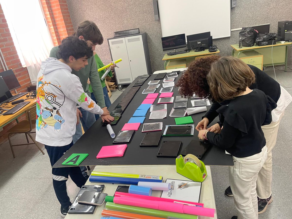 CEE_Tomillo's tweet photo. Aunque #ReciclArte está llegando a su fin seguimos terminando los talleres... #InnovaEx23_24... Nuestros espacios de aprendizaje están quedando preciosos!! Os mostramos nuestro gran teclado del aula de informática. @CPR_Zafra @InnovacionForm @UpeBadajoz @inclusionad https://t.co/E4e3hRtIVJ