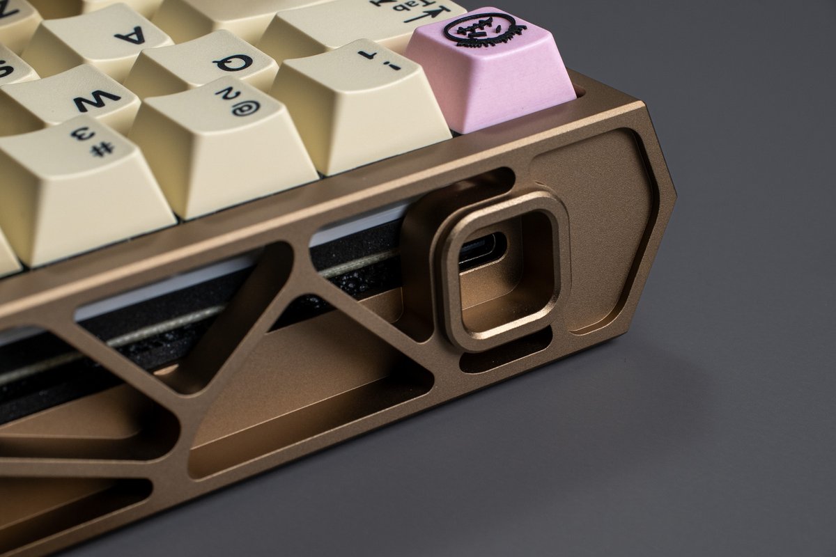 NachoCustomz's tweet photo. Prsonal build Wooting 60
HE+ module
WS CREAMY CHARCOAL KEYCAPS
Artisan ESC key by Spookycaps
Holy 60 Mocha case
WS dash magnetic switches https://t.co/FHtz38aKKa