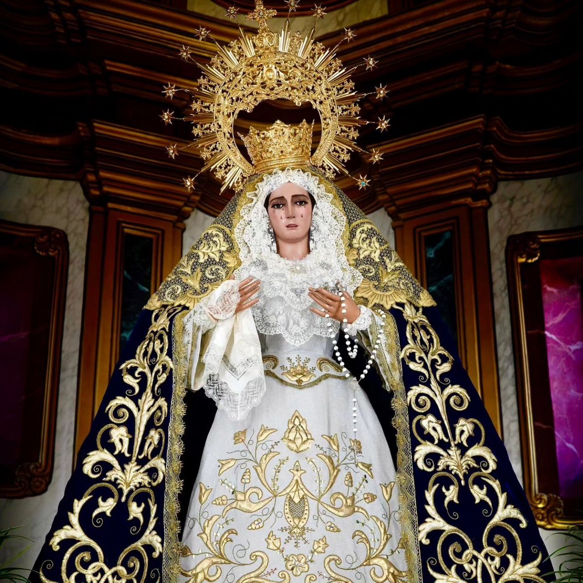 Nuestra Madre de los Dolores ataviada para tiempo ordinario. 
Desde aquí le rogamos que ilumine y dé fuerzas a los estudiantes de Campillos que este martes inician los exámenes de la prueba de evaluación para el acceso a la universidad (PEvAU).