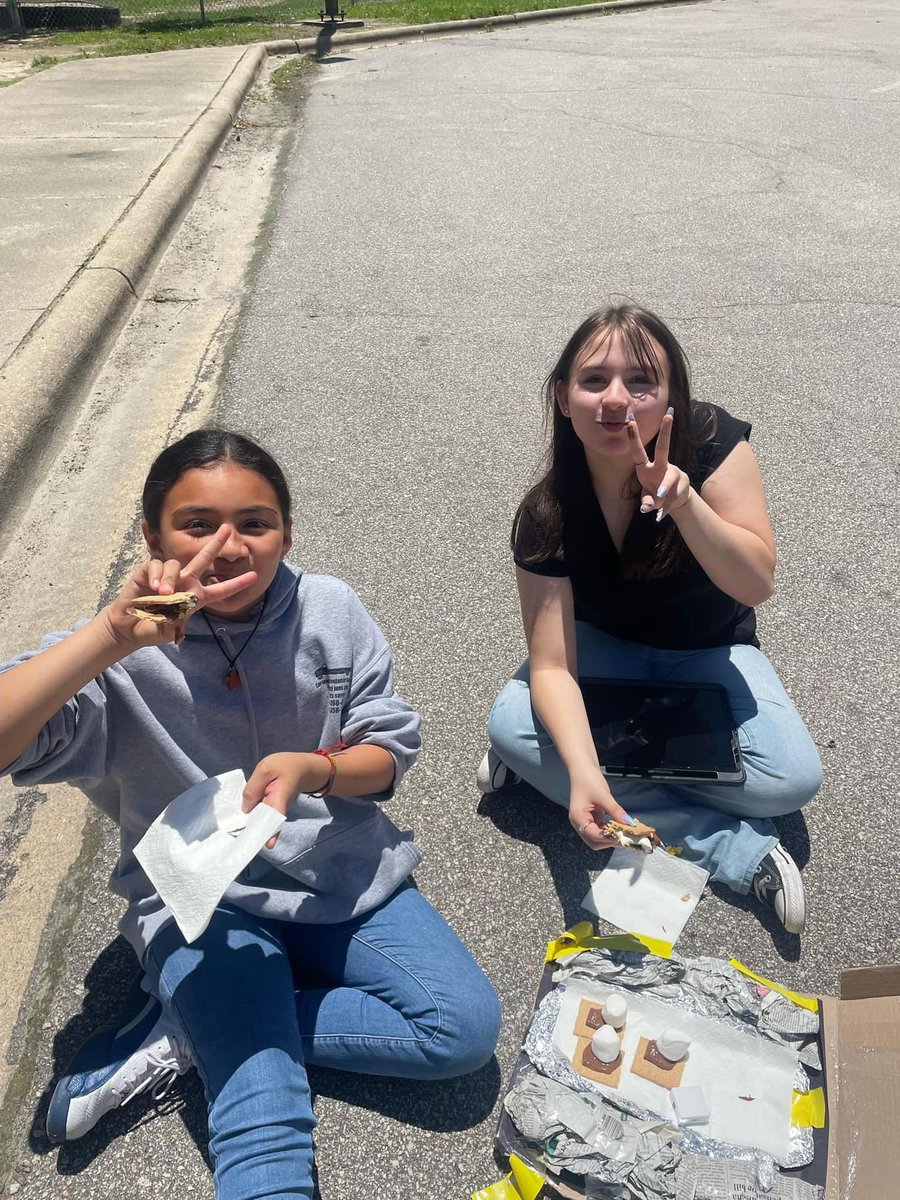 WilsonSchoolsNC's tweet image. Learning doesn’t stop after EOGs! Shout Out! to the 5th graders in Tobi Girard&apos;s class at Frederick Douglass Elementary for designing and building solar ovens out of pizza boxes! They put the ovens to the ultimate test by making s&apos;mores with them. #STEMatWCS #WCSistheBEST