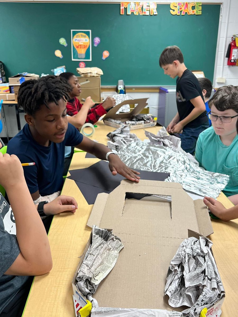 WilsonSchoolsNC's tweet image. Learning doesn’t stop after EOGs! Shout Out! to the 5th graders in Tobi Girard&apos;s class at Frederick Douglass Elementary for designing and building solar ovens out of pizza boxes! They put the ovens to the ultimate test by making s&apos;mores with them. #STEMatWCS #WCSistheBEST