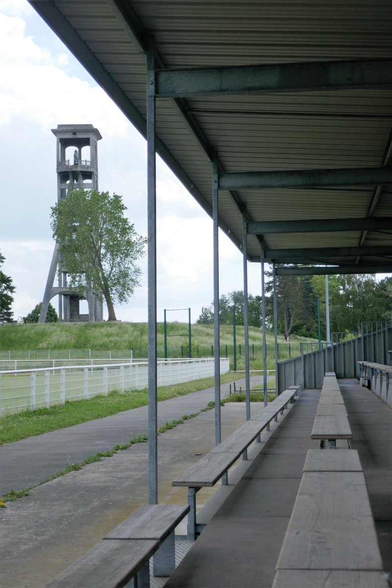 De_Dwarslat's tweet image. 🏟️ Stade Christophe Laurent
⚽️ FC Dutemple
⛏️ Chevalement puits #2, fosse Dutemple
📍 Valenciennes
📄 Betonnen schachtbok met stalen frame (1920).
#terrilthursday #valenciennes #backdrop