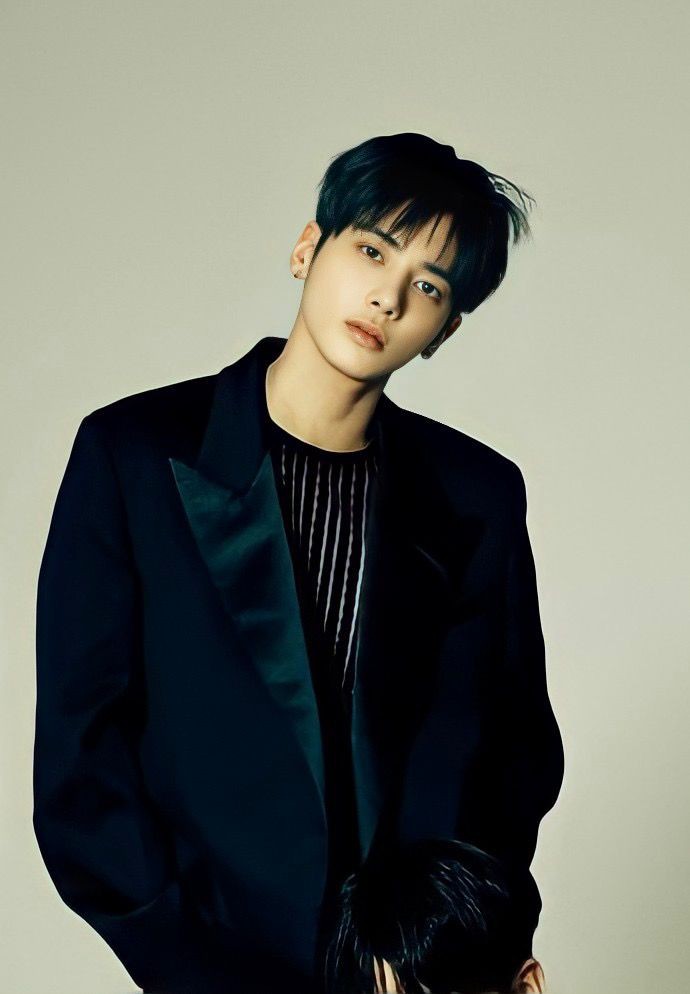 TXTChartData's tweet photo. Taehyun becomes the first 4th generation solo artist to reach #1 on Japan itunes songs chart.

#TAEHYUN #태현  #TXT https://t.co/oxlTT6cCfA