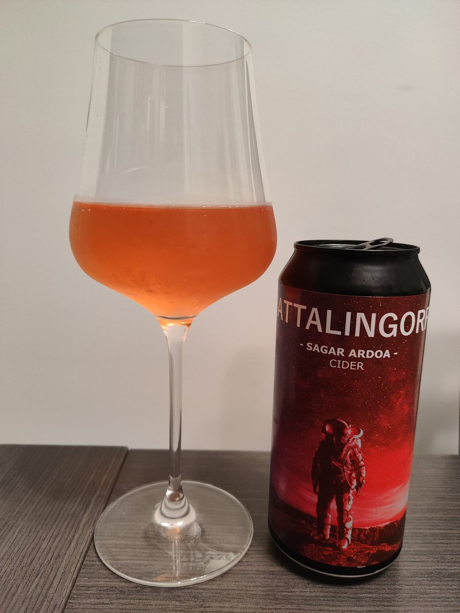 Súper refrescante esta sidra de <a href="/zidernaut/">ZIDERNAUT - farm craft brewery -</a> fermentada con arándano (de ahí el color), lima y jengibre, elaborada en colaboración con el equipo de #brewandroll. Aupa Txarli! ✊