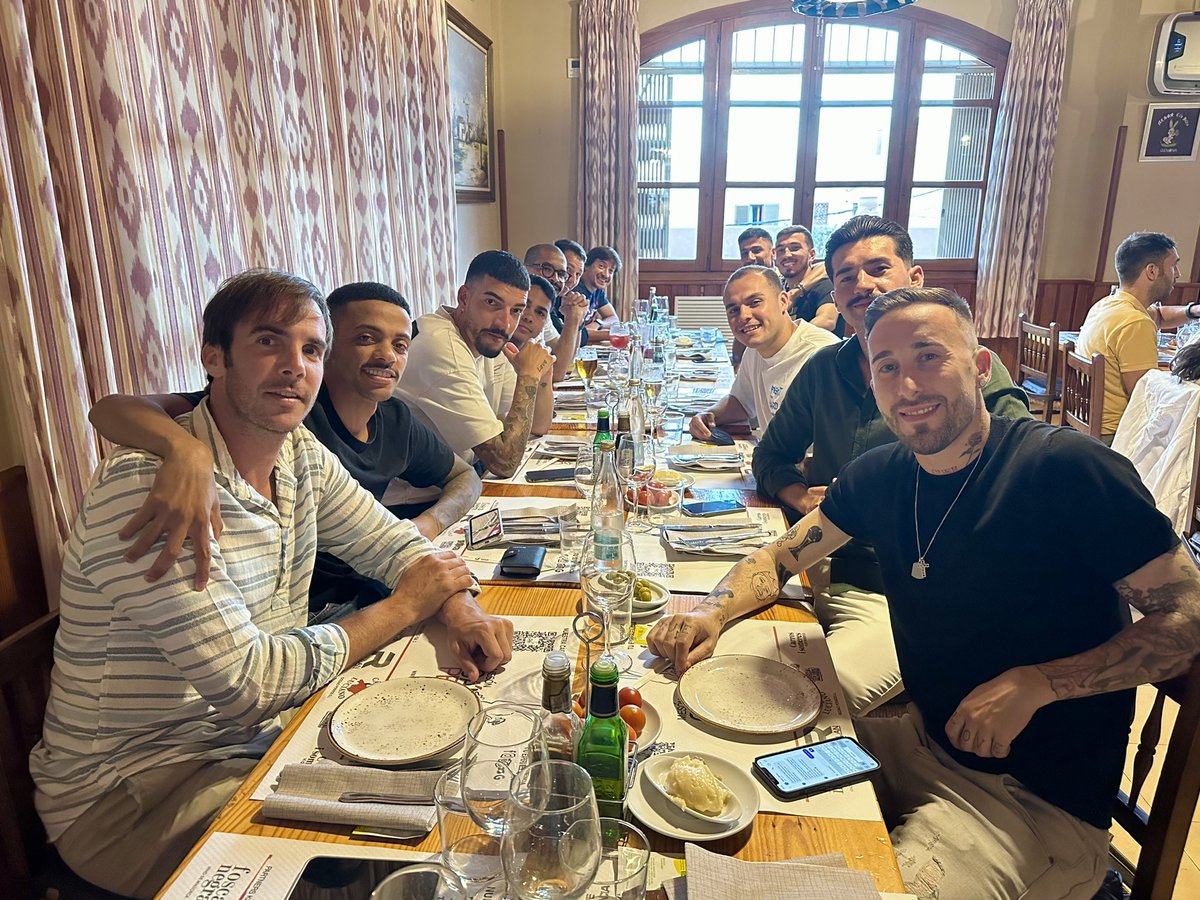 PalmaFutsal's tweet photo. 🥹👋🏼 Hoy toca despedir una temporada histórica

🏨 Y lo hacemos en nuestro sitio de siempre, en el @MesonCanPedro, en Génova

#MallorcaPalmaFutsal https://t.co/YPJyLMSt8m