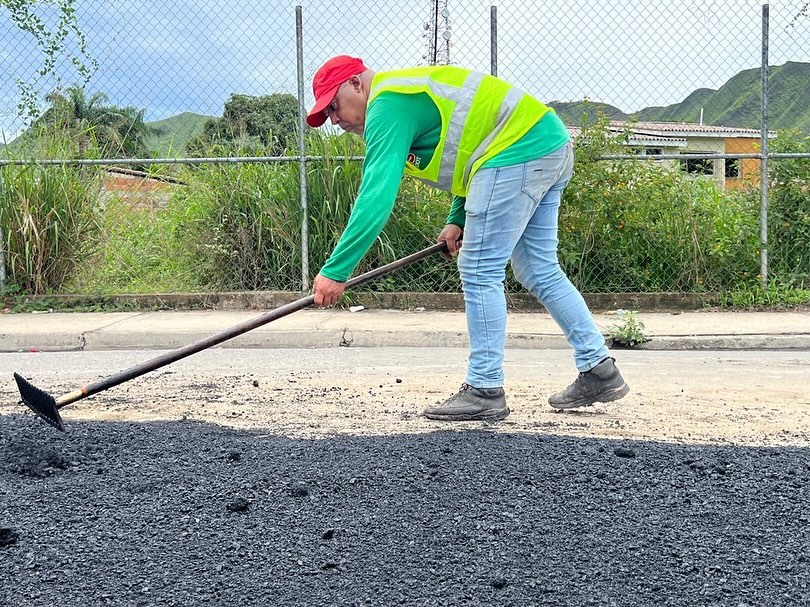 ¡Girardot es 1x10 del Buen Gobierno! Nuestro equipo de asfaltado se encuentra activo desde el callejón Los Cocos, realizando las labores de colocación de asfalto y así continuar la optimización de la vialidad en todo nuestro municipio. ¡Seguimos avanzando! 

<a href="/NicolasMaduro/">Nicolás Maduro</a>