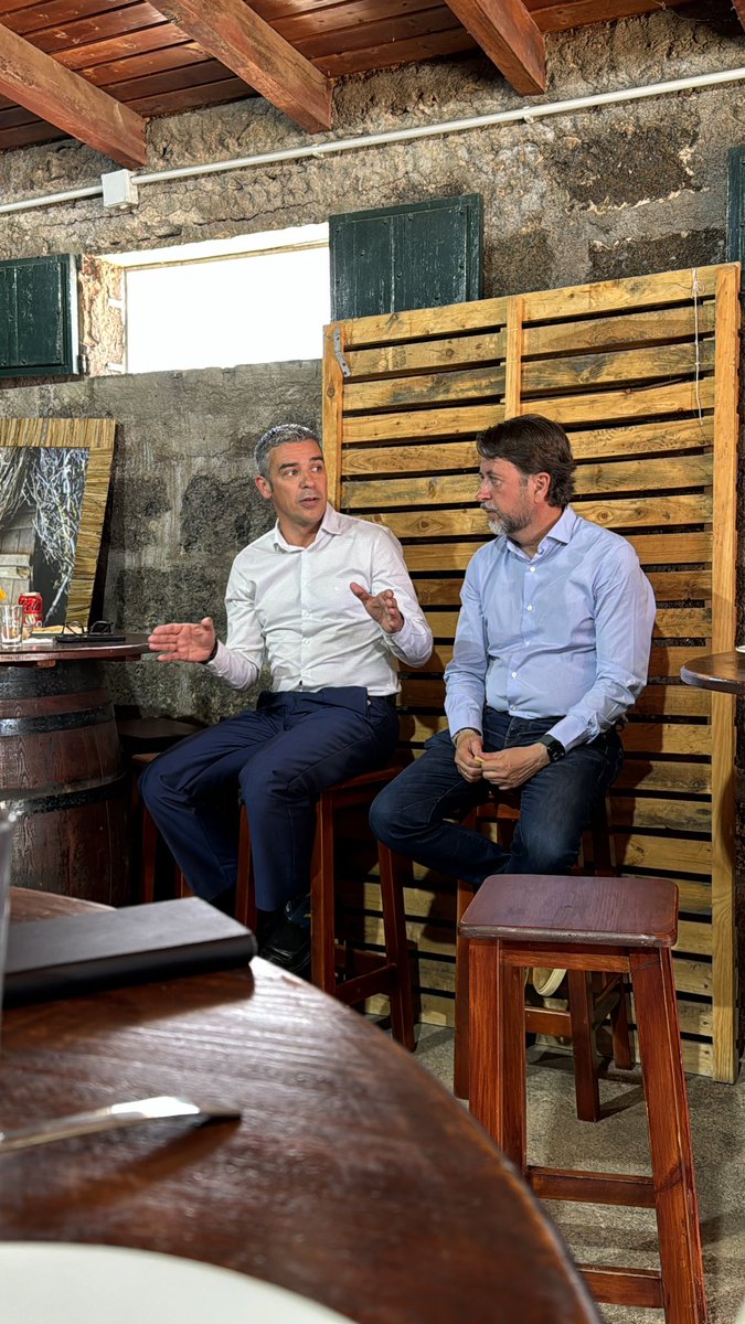 CarlosislaUE's tweet photo. Nos hemos reunido con la junta directiva de Asocan, la Asociación de Cosecheros y Exportadores de Flores y Plantas Vivas de Canarias, que nos ha expuesto los problemas del sector de flor cortada y ornamentales. Sufren una burocratizacion excesiva y necesitan apoyo desde Europa. A buscar medidas para este sector vamos también. 

#eleccioneseuropeas🇪🇺