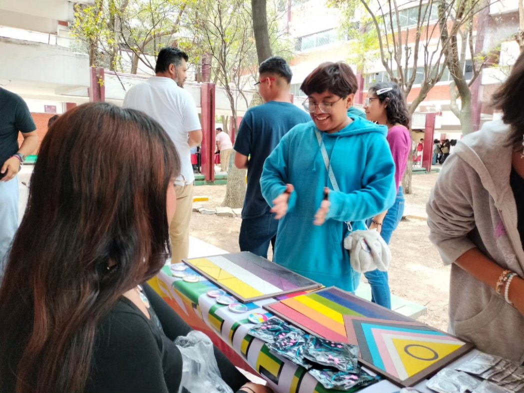 MUJ_B_A's tweet photo. 🏳️‍🌈 ¡Junio con todo! 

Después de la época electoral, regresamos a las jornadas de servicios y vinculación territorial, nos encontramos en el #Cecyt6 con #loterialencha #memoramadiverso #rompecabezas y #armadodebanderas con todo el orgullo y la actitud ✌🏻🏳️‍🌈 https://t.co/OdJH16l9O4