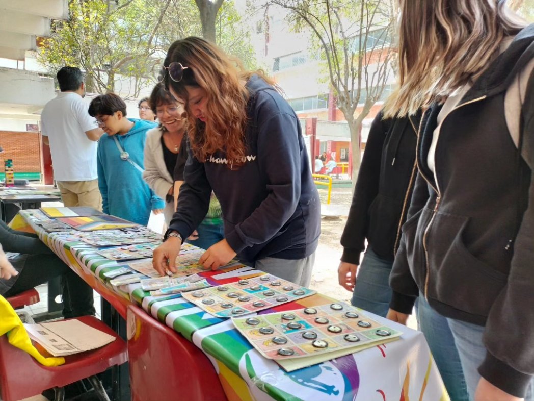 MUJ_B_A's tweet photo. 🏳️‍🌈 ¡Junio con todo! 

Después de la época electoral, regresamos a las jornadas de servicios y vinculación territorial, nos encontramos en el #Cecyt6 con #loterialencha #memoramadiverso #rompecabezas y #armadodebanderas con todo el orgullo y la actitud ✌🏻🏳️‍🌈 https://t.co/OdJH16l9O4