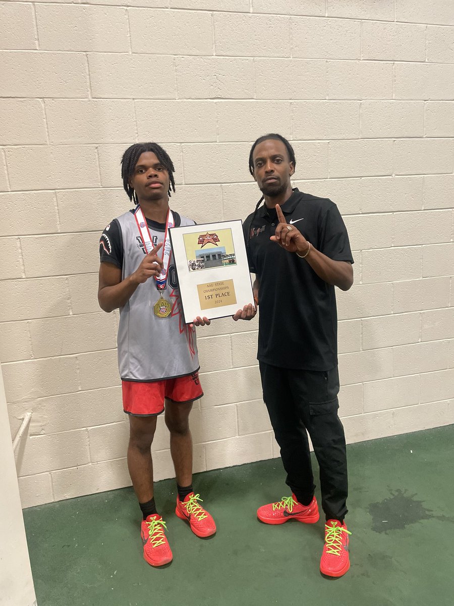 Flyb_100k's tweet photo. “Salute To The Guys 🫡
And Real Ones Sticking By Me🤞🏾
Thank You Love 4L 💯
🥇VirginiaState16UChampions🏆
@AAU_Basketball
@757_Warriors
#WePlayed⬆️ByTheWay🤫
#RankUs☑️ https://t.co/YnV1T6QFs4