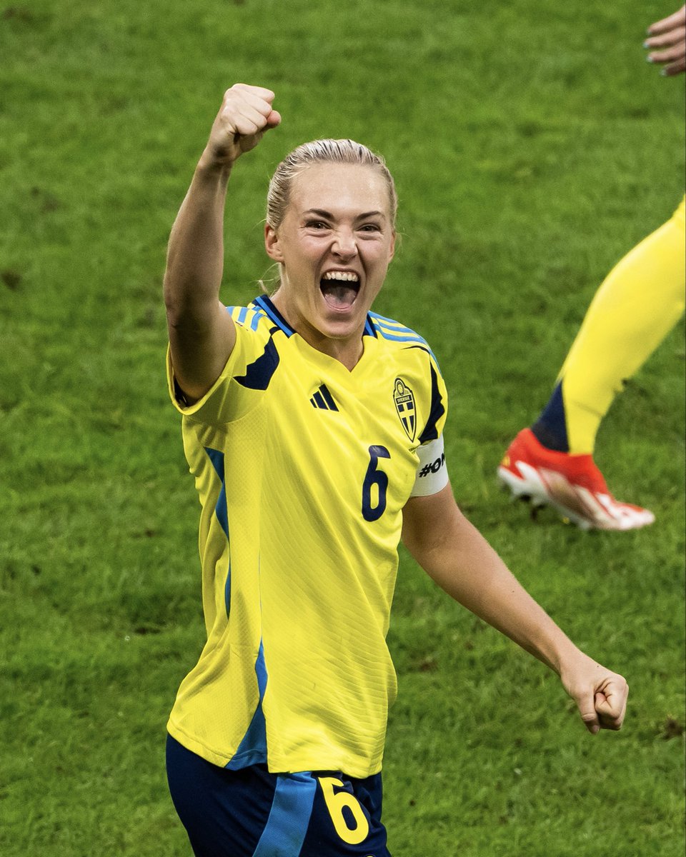szwedzkakobieca's tweet photo. #SWEIRL | 1:0 | FT | #WEURO2025 #UWNL 🇸🇪🇮🇪
Reprezentacja Szwecji ponownie górą w starciu z Irlandią. Tym razem o zwycięstwie, jak to często bywało, zadecydował stały fragment gry.
Podopieczne Petera Gerhardssona przeważały niemal przez całe spotkanie, ale nie były w stanie dopełnić formalności i otworzyć wyniku meczu. Ta sztuka udała im się dopiero w 84 minucie, kiedy z narożnika boiska dośrodkowywała Jonna Andersson. W polu karnym, piłkę delikatnie trąciła Magdalena Eriksson, wyprowadzając Blågult na prowadzenie i jednocześnie ustalając wynik.
Peter Gerhardsson ponownie nie zdecydował się na znaczące zmiany. Kurczowe trzymanie się hierarchii często się sprawdzało. Jednak tym razem, biorąc pod uwagę nieco odświeżoną kadrę, można z tego powodu odczuć lekki niedosyt.
Wracając jednak do rzeczy. Zgrupowanie kończymy z kompletem punktów, co daje nam dobrą pozycję przed kluczowymi i niezwykle wymagającymi meczami z Francją oraz Anglią. Te odbędą się w połowie lipca.
▶️ Szwecja 🇸🇪 - 🇮🇪 Irlandia
⚽️ 1:0 - 84' - M. Eriksson