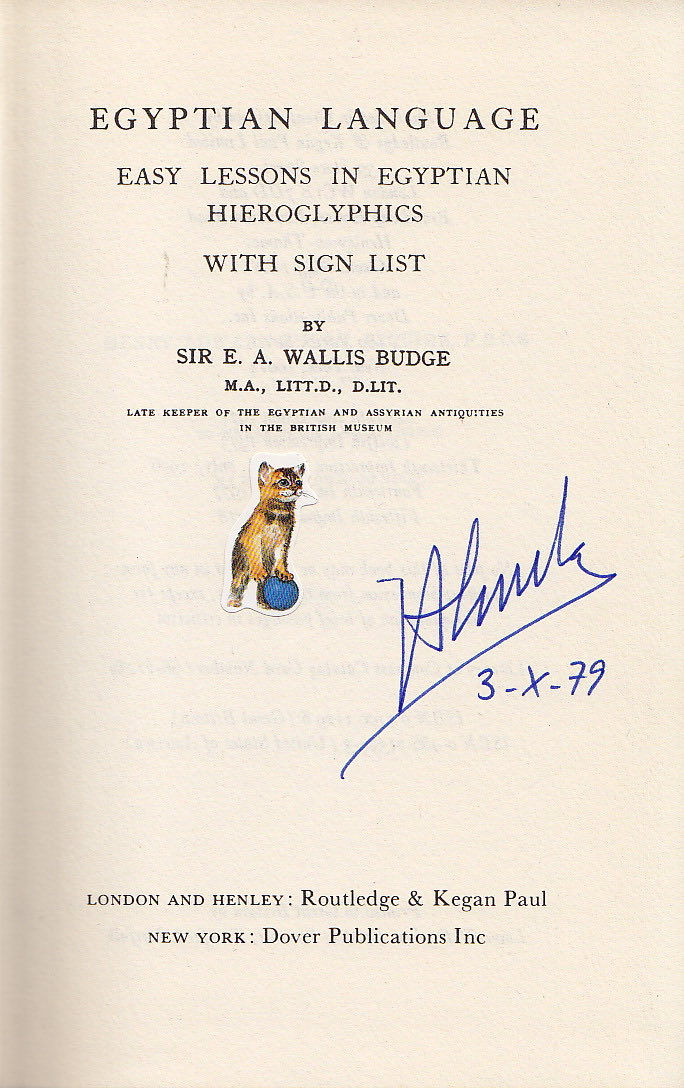 Portadilla del libro Egyptian Language de Sir E. A. Wallis Budge, manual para iniciarse en el conocimiento de los jeroglíficos egipcios, que fue propiedad de Juan Almela (Gerardo Deniz), con su firma y la fecha 3 de octubre de 1979, día en que lo adquirió, plasmados en ella.