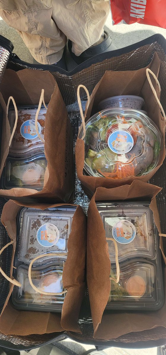 usa_mooble's tweet photo. 🍰Food support has arrived for Whee In and her team! Thanks to Handsome Rice and Ladybird Bakery! 🌸

Thanks @cluelessghost, hj, and Spoozy!

#WHEEIN #MAMAMOO #WheeIN_NYC #WHEEIN_1ST_WORLD_TOUR https://t.co/ygAWLzjE0r