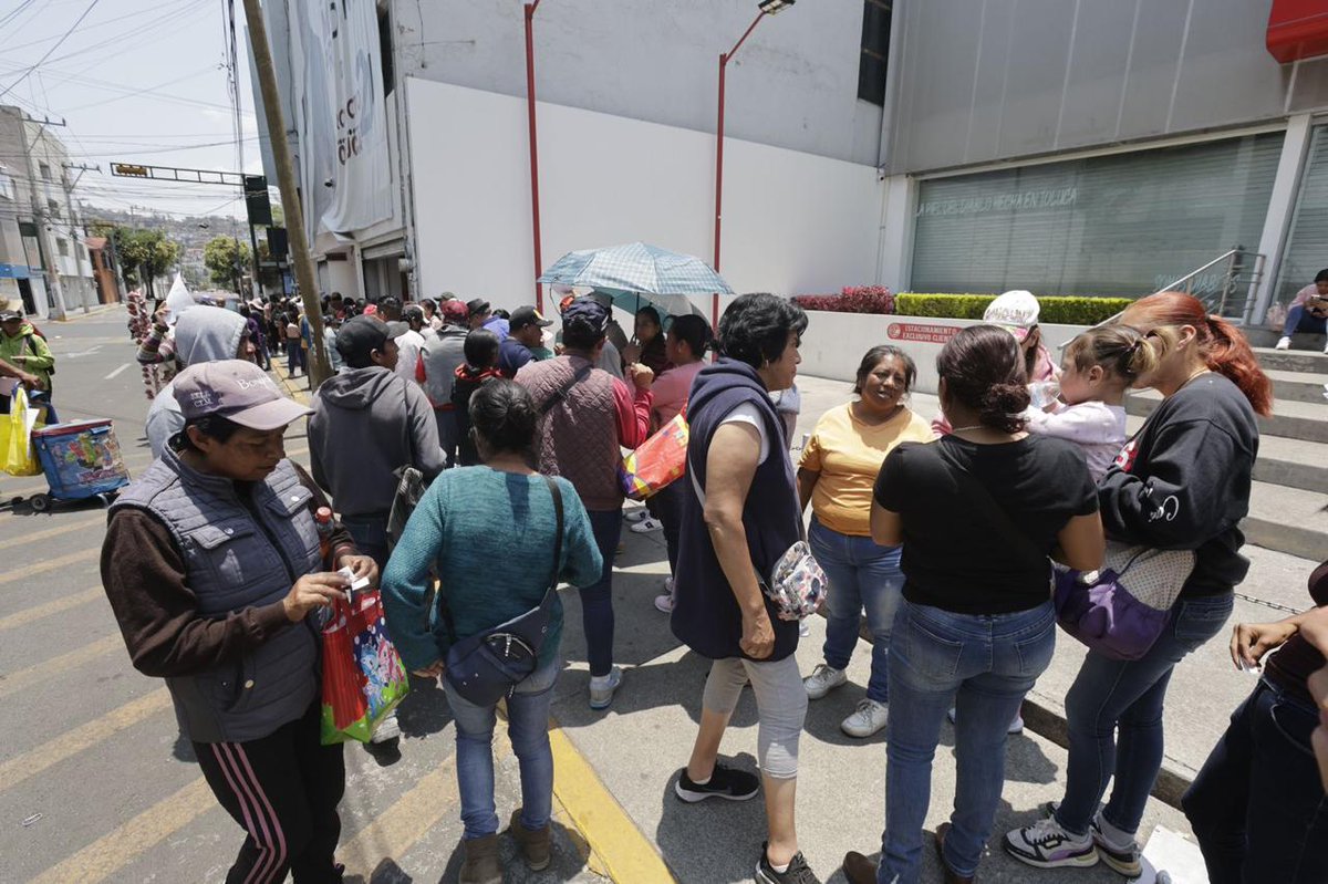 El_Universal_Mx's tweet photo. 🔴¡Exigen su pago de la Jornada Electoral! 💰

Personas que participaron como observadores electorales de Morena en las casillas instaladas en Toluca exigen el pago por su trabajo el día de la elección. 

Fotos: Jorge Alvarado El UNIVERSAL https://t.co/gBKIF6zqHN