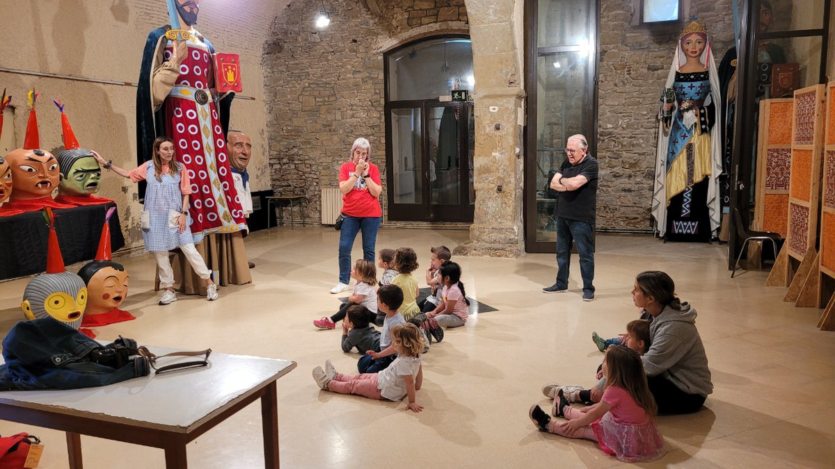 AjCastelltersol's tweet image. 😍Ahir vam fer una visita molt interessant.

🎉La Carme i el Gaietà ens van ensenyar els Gegants i els Nans.
Ens ha agradat molt veure&apos;ls de tan a prop i escoltar totes les coses que ens han explicat.

Moltíssimes gràcies❗

#Espurna #escolabressol #Castellterçol