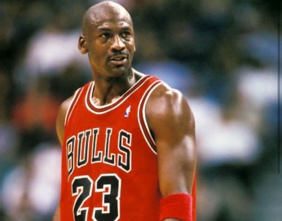 Cuando un niño está aprendiendo a caminar y se cae 50 veces, nunca piensan: Quizás esto no sea para mí.

Michael Jordan

Que manera de normalizar el error.🔝👏🏻