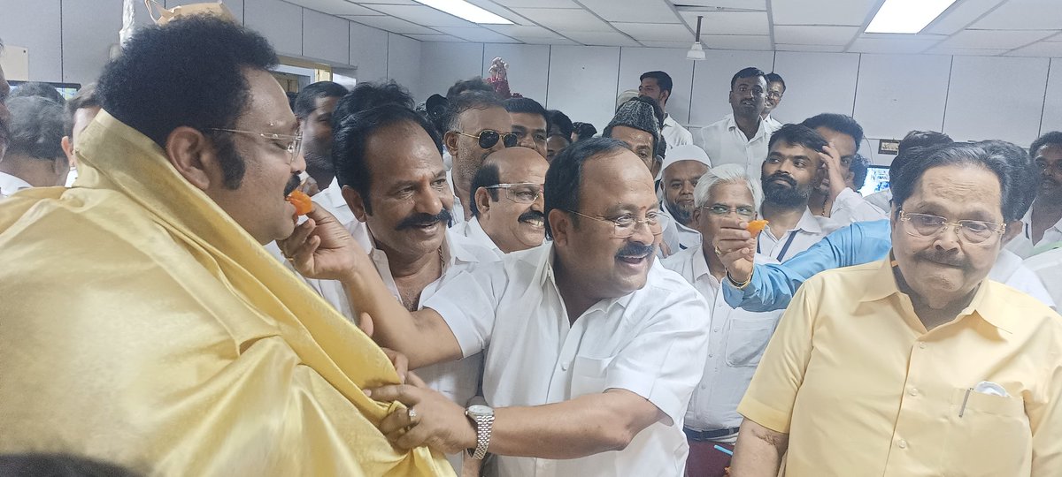 muruganandamdmk's tweet photo. வேலூர் நாடாளுமன்ற தொகுதியில் 2 வது முறையாக இமாலய வெற்றி பெற்ற அண்ணன் திரு @dmkathiranand அவர்களுக்கு சால்வை அணிவித்து இனிப்பு ஊட்டிய வேலூர் மாவட்ட கழக செயலாளர் அண்ணன் திரு @APNandakumarMLA அவர்கள்.
@mkstalin @Udhaystalin @KanimozhiDMK @TRBRajaa @Anbil_Mahesh @DMKITwing https://t.co/Z4Z1LSr6H8