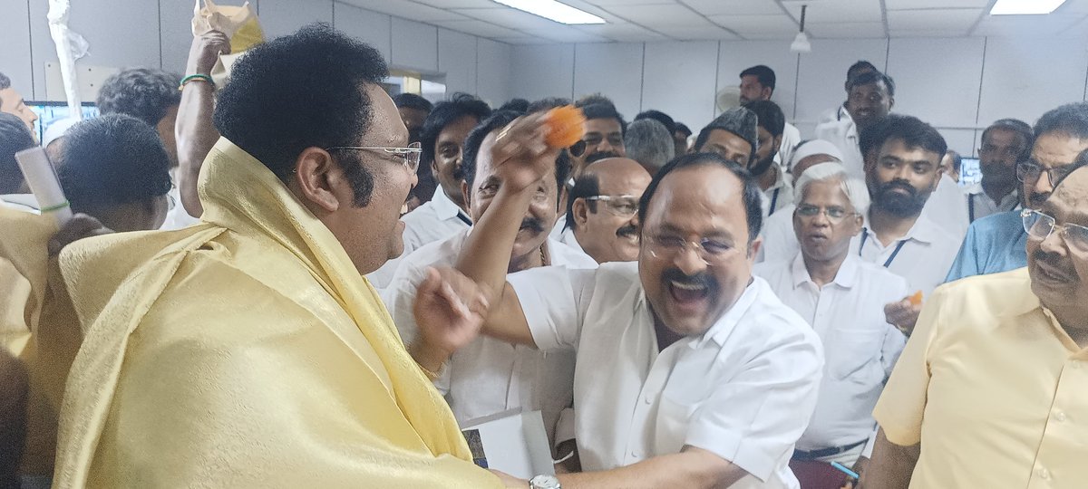 muruganandamdmk's tweet photo. வேலூர் நாடாளுமன்ற தொகுதியில் 2 வது முறையாக இமாலய வெற்றி பெற்ற அண்ணன் திரு @dmkathiranand அவர்களுக்கு சால்வை அணிவித்து இனிப்பு ஊட்டிய வேலூர் மாவட்ட கழக செயலாளர் அண்ணன் திரு @APNandakumarMLA அவர்கள்.
@mkstalin @Udhaystalin @KanimozhiDMK @TRBRajaa @Anbil_Mahesh @DMKITwing https://t.co/Z4Z1LSr6H8
