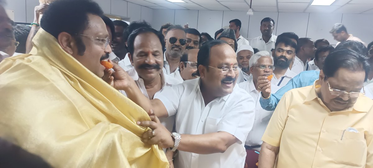 muruganandamdmk's tweet photo. வேலூர் நாடாளுமன்ற தொகுதியில் 2 வது முறையாக இமாலய வெற்றி பெற்ற அண்ணன் திரு @dmkathiranand அவர்களுக்கு சால்வை அணிவித்து இனிப்பு ஊட்டிய வேலூர் மாவட்ட கழக செயலாளர் அண்ணன் திரு @APNandakumarMLA அவர்கள்.
@mkstalin @Udhaystalin @KanimozhiDMK @TRBRajaa @Anbil_Mahesh @DMKITwing https://t.co/Z4Z1LSr6H8