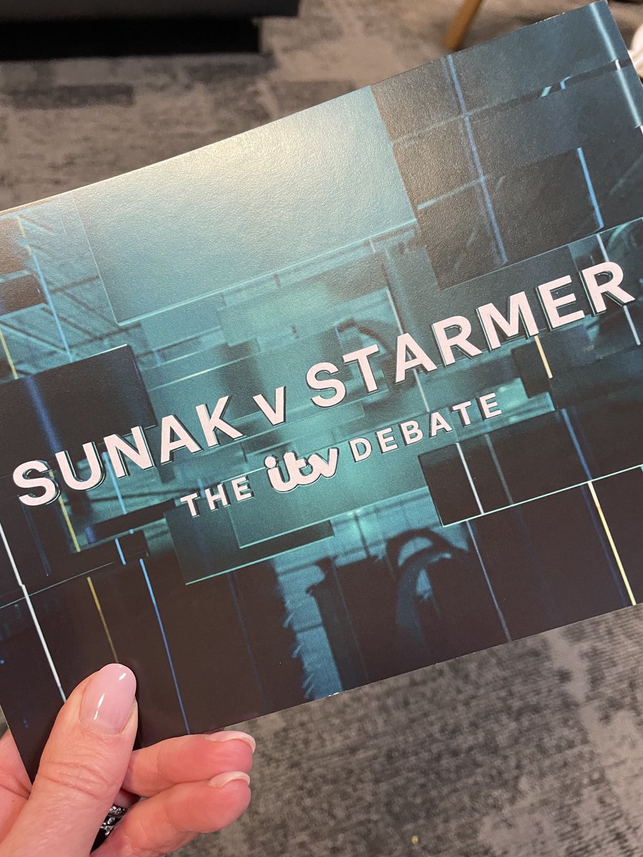 Julie Etchingham tweet media