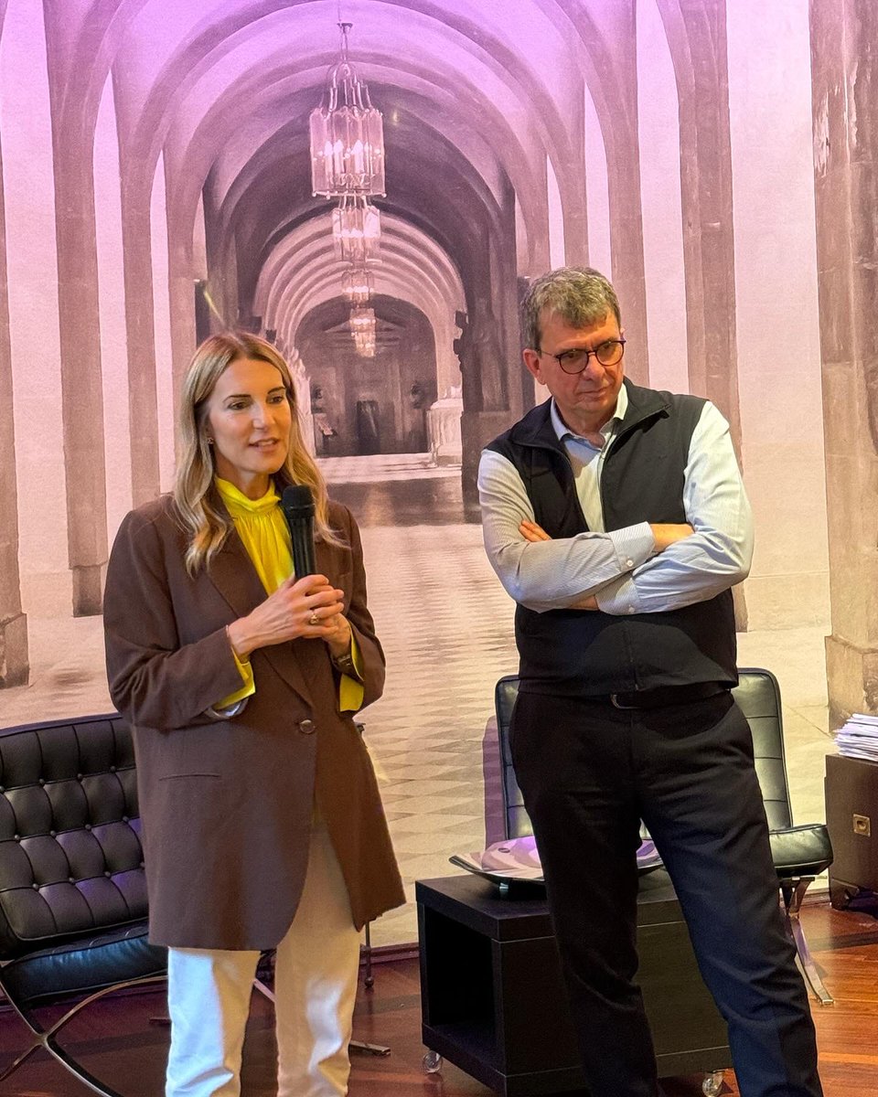 raffaellapaita's tweet photo. Che giornata in Lombardia! A Pavia con amici e sostenitori, volantinando per promuovere Stati Uniti d’Europa e la nostra lista Italia Viva al centro, a sostegno del candidato sindaco Lissia. Poi a Milano due bei incontri, prima con Gianfranco Librandi con l’associazione L’isola e poi con l’amico Roberto Cociancich e l’associazione Per l’Italia con l’Europa. Grazie a tutti. Ora è il momento di fare la differenza per l’ultimo sprint, piazza per piazza, voto per voto. Quello di cui sono più orgogliosa è l’amicizia, l’affetto che ho ricevuto da parte di tutti.  Non mi risparmierò fino all’ultimo minuto di campagna  elettorale.