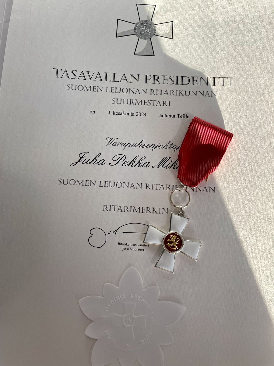 juha_mikkonen2's tweet photo. Maanpulustuskiltojenliiton perinteinen lippujuhlapäivän buffet Ritarihuoneella. Olin huomionosoituksen kohteena. Nöyrä kiitos tästä. #mpkl #maanpuolustuskiltojenliitto #kiltatyö #maanpuolustsukuuluukaikille #mpkpohjoissuomi https://t.co/JWqyWy0Y1i