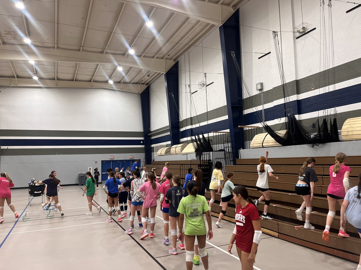 MarianHS_VB's tweet photo. Day two of conditioning: getting stronger, faster, and more agile. These ladies are working hard with tons of energy and intensity. Loving it! Annie and Katie
Rocking the box jumps! Go Knights! #wogwag https://t.co/FxcYYVSfI9