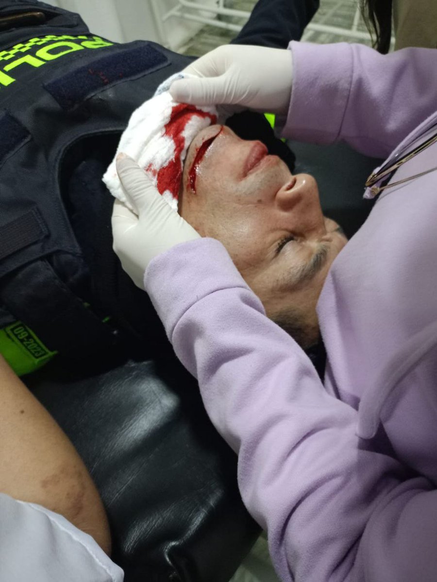 ColombiaOscura's tweet photo. #CMARCA. En el mpio de Cachipay, un hombre en estado de embriaguez atacó con un cuchillo a un uniformado de la Policía. Aunque el ataque fue directo al cuello, el patrullero resultó herido en el mentón. El responsable fue capturado y posteriormente dejado en libertad por un juez. https://t.co/FnJzXuMeKg