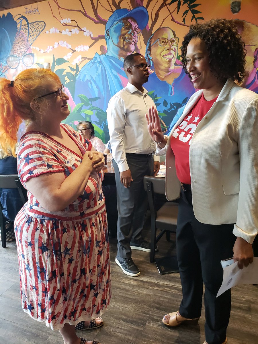 Trumpertarian's tweet image. When you get the chance to tell the mayor about the ongoing horrific conditions at the DC jail, you do it, regardless of politics.
Nice to chat in person, 
@MayorBowser.