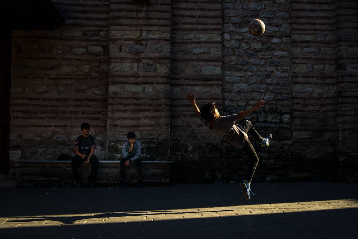 Fatih'in arka sokaklarında güneşin aydınlığını takip ederken top oynayan çocukların seslerini duydum.Bu zamanda gönlünce sokaklarda gezen,arkadaşlarıyla oyunlar oynayan,akşam ezanıyla birlikte annesinin sesini duyar duymaz eve doğru koşan kaç çocuk kaldı ki ?

Fatih / İstanbul
