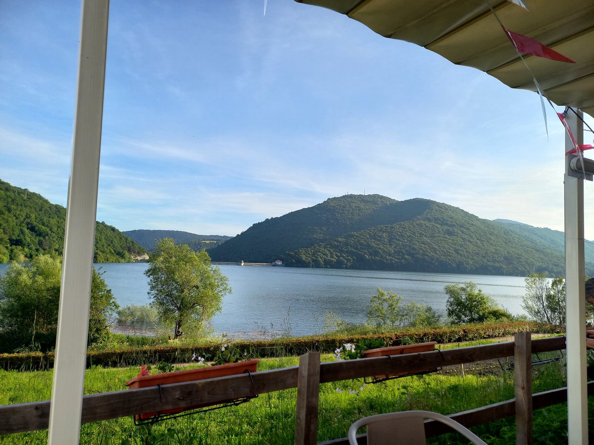 Navarrameteo's tweet photo. Tarde de terraza desde #Eugui #Navarra , máxima muy agradable de 24.1°

El embalse al 91% y todo bien verde tras un mayo húmedo https://t.co/cJaGHvgrNy