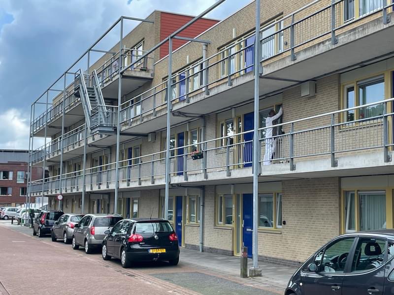 Voor Beter Wonen zijn wij momenteel diverse appartementencomplexen en woningen aan het schilderen in IJsselmuiden, Wilsum en Zalk.

Hier zijn wij met onze vakmannen aan het werk aan het complex Havezate in IJsselmuiden. We zetten het weer strak in de lak!