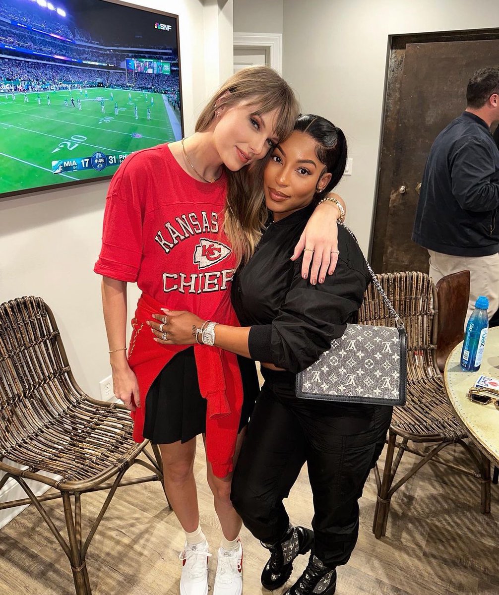 taylorswnation's tweet photo. we always talk abt taylor and travis but can i just say taylor and chariah ate tf down this day the face card is insane https://t.co/meP66HVhlz