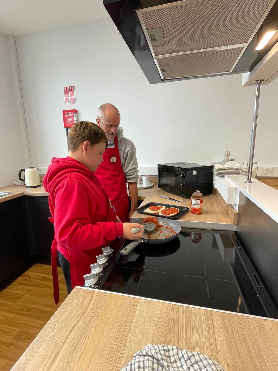 Penclawdd's tweet photo. 👨🍳Our families worked with @sharingtablecy1 and made pitta pizza using fresh ingredients including 🫑peppers and 🧅red onion. As a side a delicious coleslaw🥬🥒🥕, grated to perfection! #PencASC #Penccomm #PencHCI #PencACL https://t.co/IDCWbApnwY