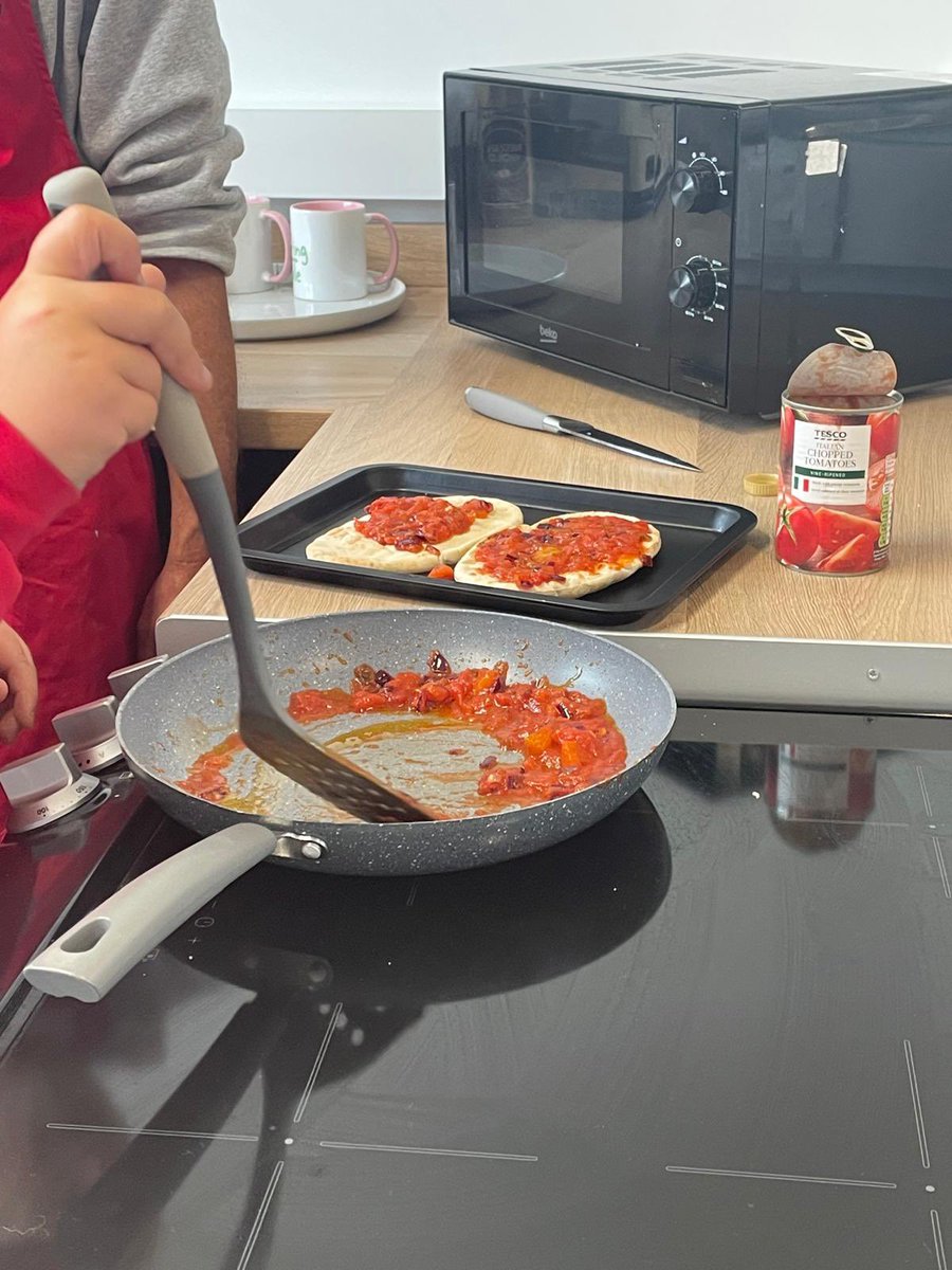 Penclawdd's tweet photo. 👨🍳Our families worked with @sharingtablecy1 and made pitta pizza using fresh ingredients including 🫑peppers and 🧅red onion. As a side a delicious coleslaw🥬🥒🥕, grated to perfection! #PencASC #Penccomm #PencHCI #PencACL https://t.co/IDCWbApnwY