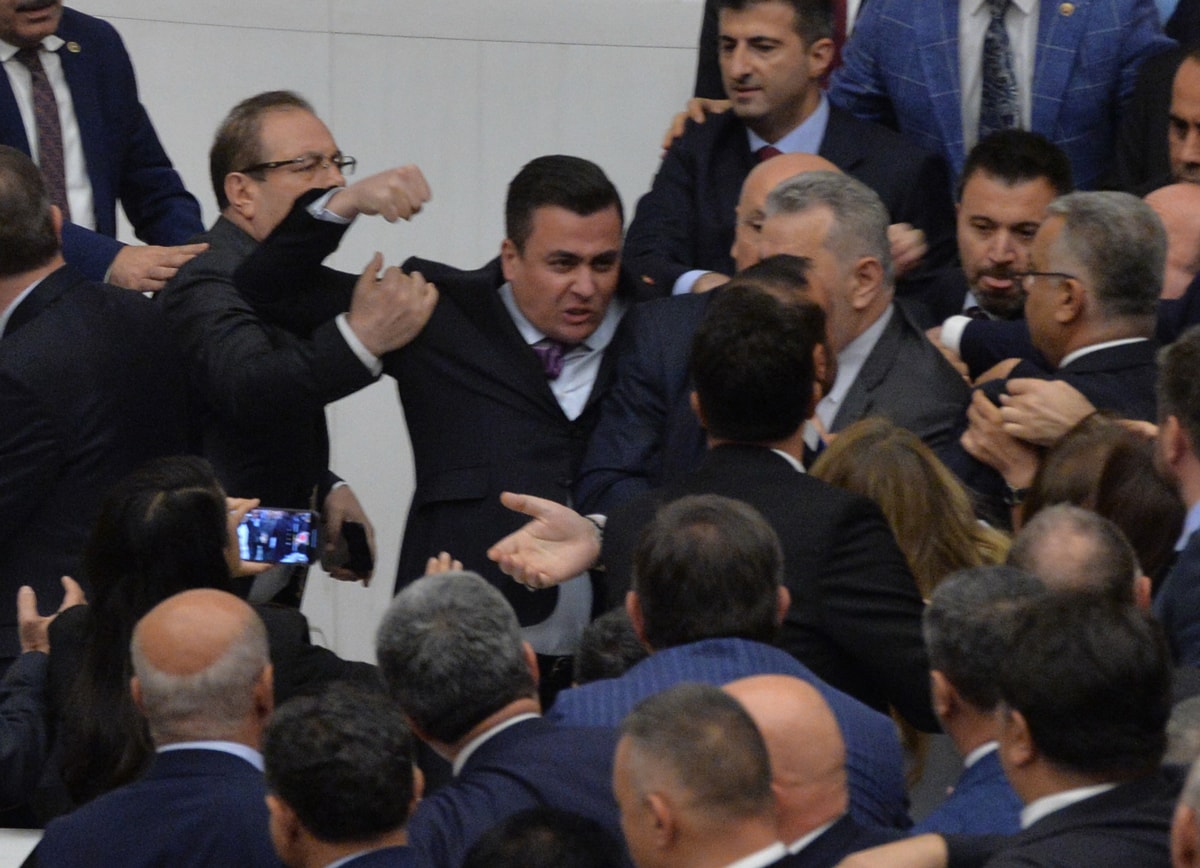 avcemilcicek01's tweet photo. Düşünün bu adam milletvekili. Yaklaşık 140 bin TL maaş alıyor. Babası Melih Gökçek'in oğlu olmaktan başka ne vasfı var? Millete, insanlığa ne faydası var? Koca bir hiç. Tek işi bağırmak, çağırmak, yumruk sallamak. Aldığın maaşın her bir kuruşu haram olsun. https://t.co/8fLFcz3MuO