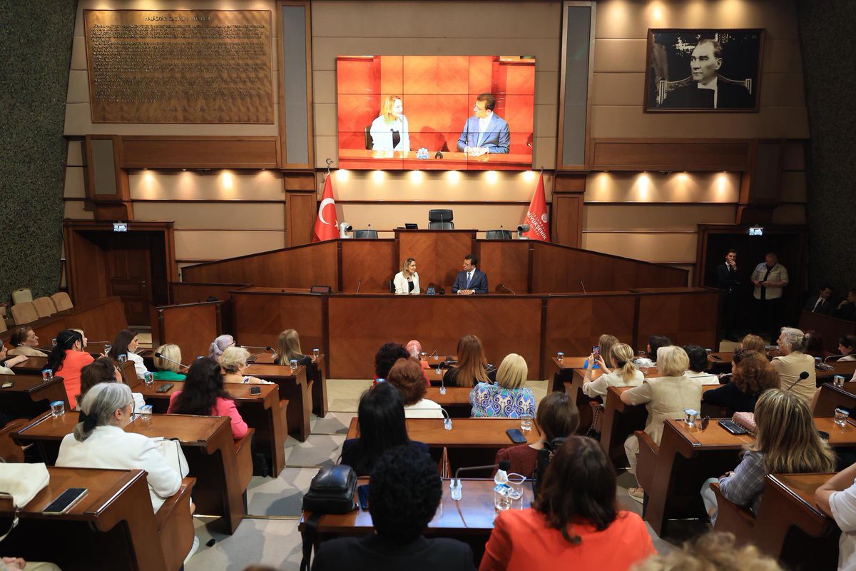 İBB Başkanımız <a href="/ekrem_imamoglu/">Ekrem İmamoğlu</a>, İstanbul İl Kadın Kolları Başkanımız @yesimyankilic ve İlçe Kadın Kolları Başkanlarımız ile bir araya geldi.

İstanbul’umuzun geleceğini, kadın politikalarını ve kadın dostu belediyeciliği konuşup yeni dönem için fikir alışverişinde bulunuldu.