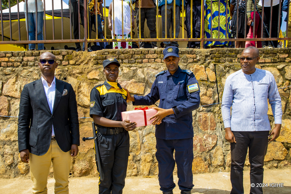 IGIHE's tweet photo. Umuyobozi Mukuru ushinzwe Amahugurwa mu Ishami rya Polisi y’Igihugu rishinzwe Umutekano w’Ibikorwaremezo n’Ibigo Byigenga bicunga Umutekano, SP Gatete Bernard, yasabye ibigo byigenga bicunga umutekano gushyira imbere imibereho myiza y’abakozi babyo kuko ari byo bituma batanga umusaruro wifuzwa. 
https://t.co/6Ml2CGQ5Ir