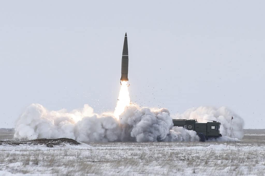 3steps1bow's tweet photo. Odesa daily hit by Iskander-M with cluster explosive warheads. Almost no internet and electricity for a week now. Difficult situations. / 클러스터 폭발 탄두를 탑재한 Iskander-M이 매일 공격하는 Odesa. 현재 일주일 동안 인터넷과 전기가 거의 공급되지 않습니다. 상황이 어렵습니다. https://t.co/J2TLDD4naz
