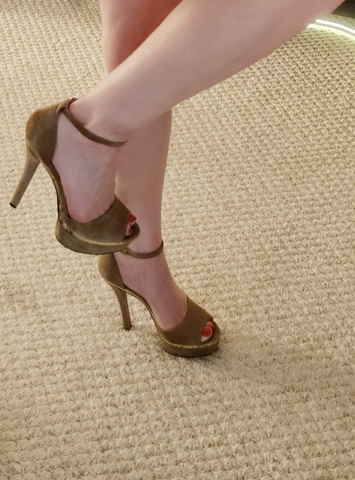 What you think of these babies? I am kinda lovin' them, they make me feel very sexy 💕  #hotaf #shoes<a href="/tag/legs"class="tags"><span>#legs</span></a><a href="/tag/sexy"class="tags"><span>#sexy</span></a><a href="/tag/shoes"class="tags"><span>#shoes</span></a><a href="/tag/heels"class="tags"><span>#heels</span></a><a href="/tag/highheels"class="tags"><span>#highheels</span></a><a href="/tag/prettytoes"class="tags"><span>#prettytoes</span></a>