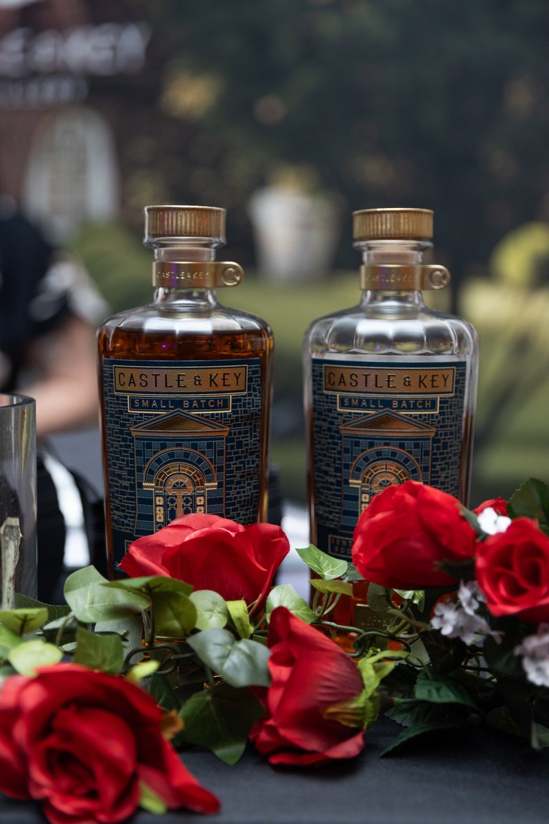 Unbridled_Eve's tweet image. Unbridled Eve style: roses, sophisticated tastes, and of course, @castleandkey! Were you lucky enough to snag a sip of their bourbon?

#CastleandKey #UnbridledEve #UE24 #KYDerby #Bourbon