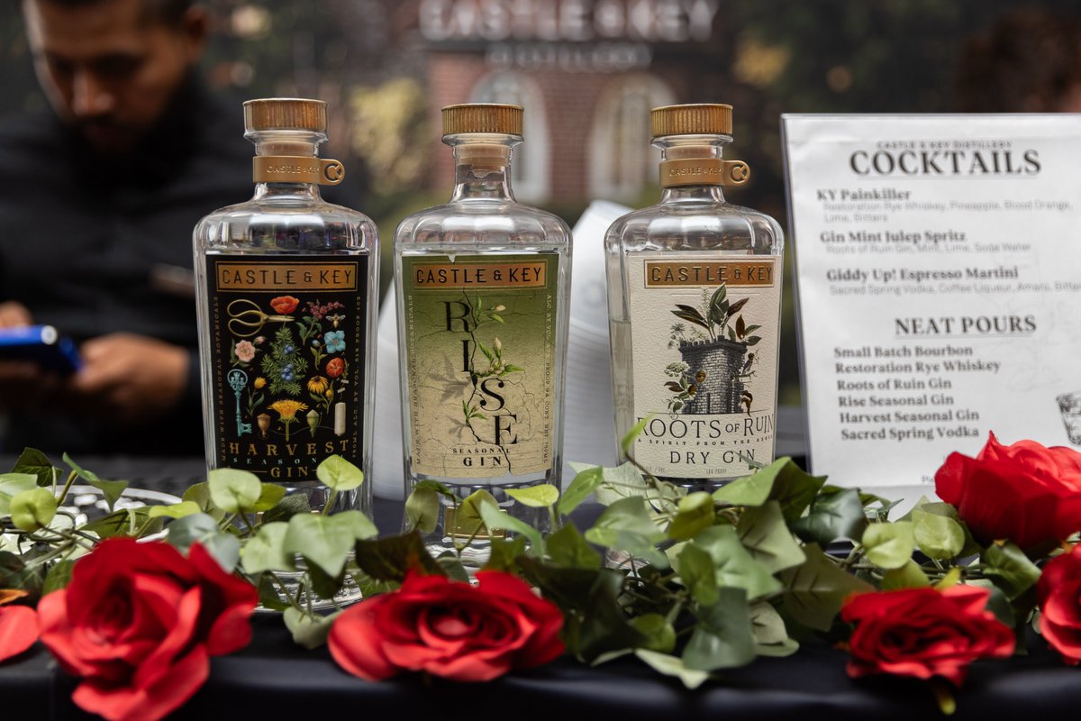 Unbridled_Eve's tweet image. Unbridled Eve style: roses, sophisticated tastes, and of course, @castleandkey! Were you lucky enough to snag a sip of their bourbon?

#CastleandKey #UnbridledEve #UE24 #KYDerby #Bourbon
