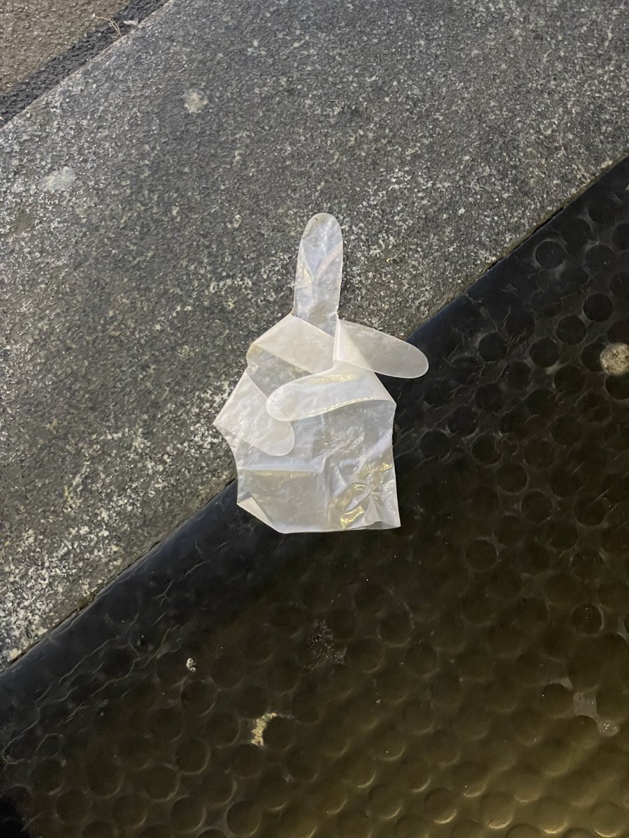 Quando anche la spazzatura per terra lungo la strada di casa ti lancia dei segnali chiari sull’andamento della tua giornata #wtf