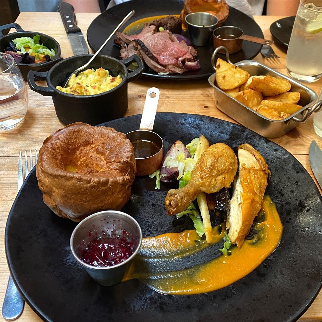 Anne77Che's tweet image. This is one of those spots that is truly a hidden gem 💎My friend recommended and I booked the next available Sunday (which was 3 months away!!).  All I can say is how much this was worth the wait 👏👏what place gives you free mini Yorkshire puddings and gravy. 🥩🥔🍗🧅🍷