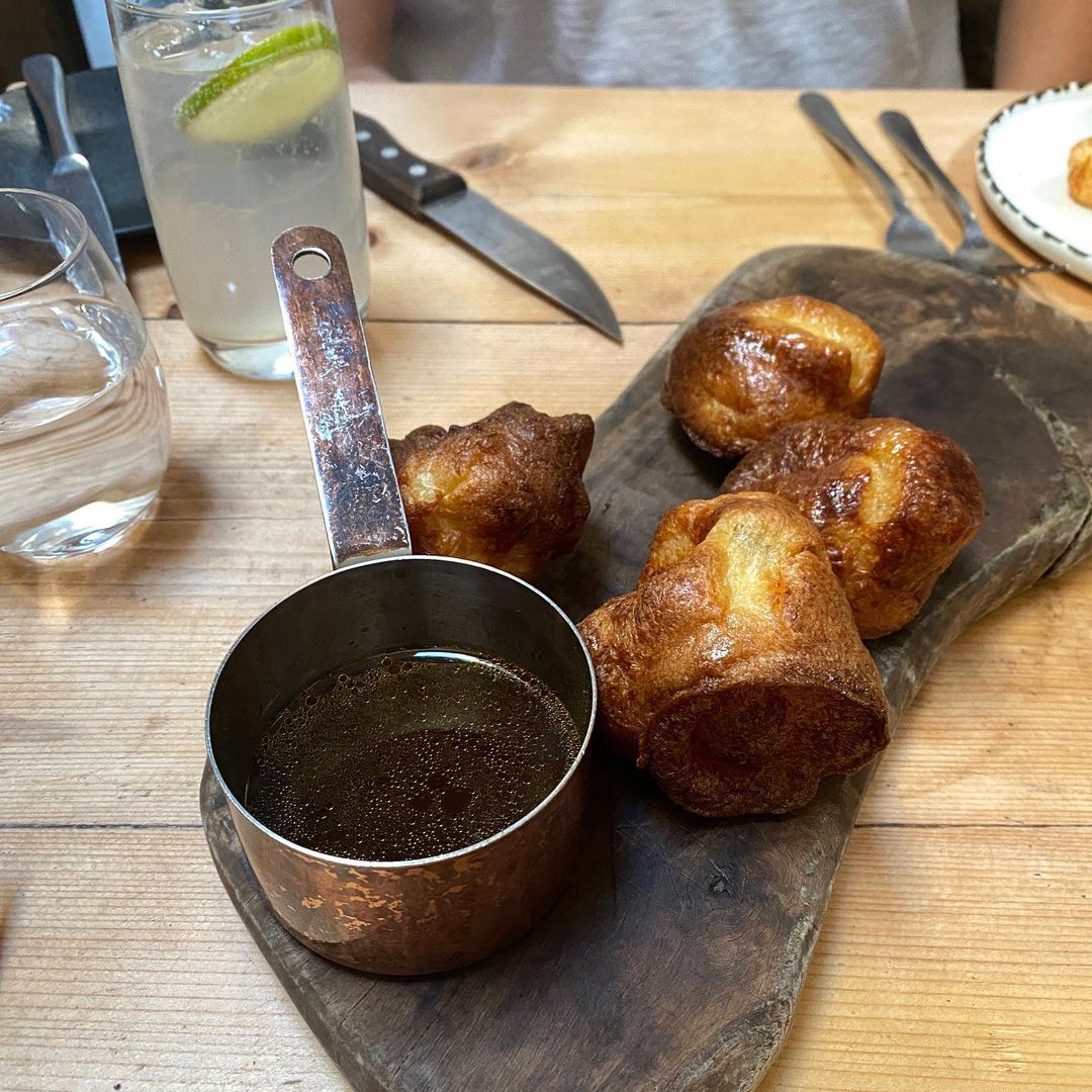 Anne77Che's tweet image. This is one of those spots that is truly a hidden gem 💎My friend recommended and I booked the next available Sunday (which was 3 months away!!).  All I can say is how much this was worth the wait 👏👏what place gives you free mini Yorkshire puddings and gravy. 🥩🥔🍗🧅🍷